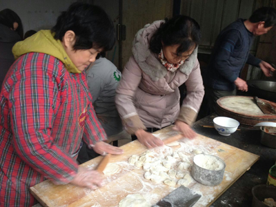 饲料颗粒机厂家吉姆克家人一起包饺子过暖暖冬至