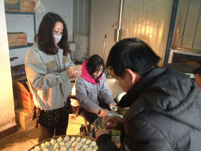 饲料颗粒机厂家吉姆克家人一起包饺子过暖暖冬至