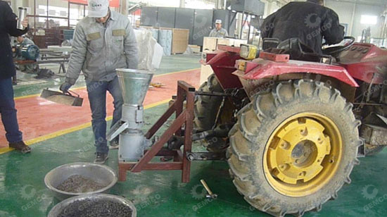吉姆克师傅们用PTO型颗粒机压制颗粒 吉姆克师傅们用PTO型颗粒机压制颗粒