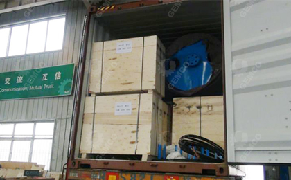 颗粒机正在装车 颗粒机正在装车
